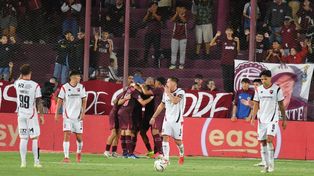 Newells tuvo una actuación horrorosa, fue goleado por Lanús y renunció Sensini