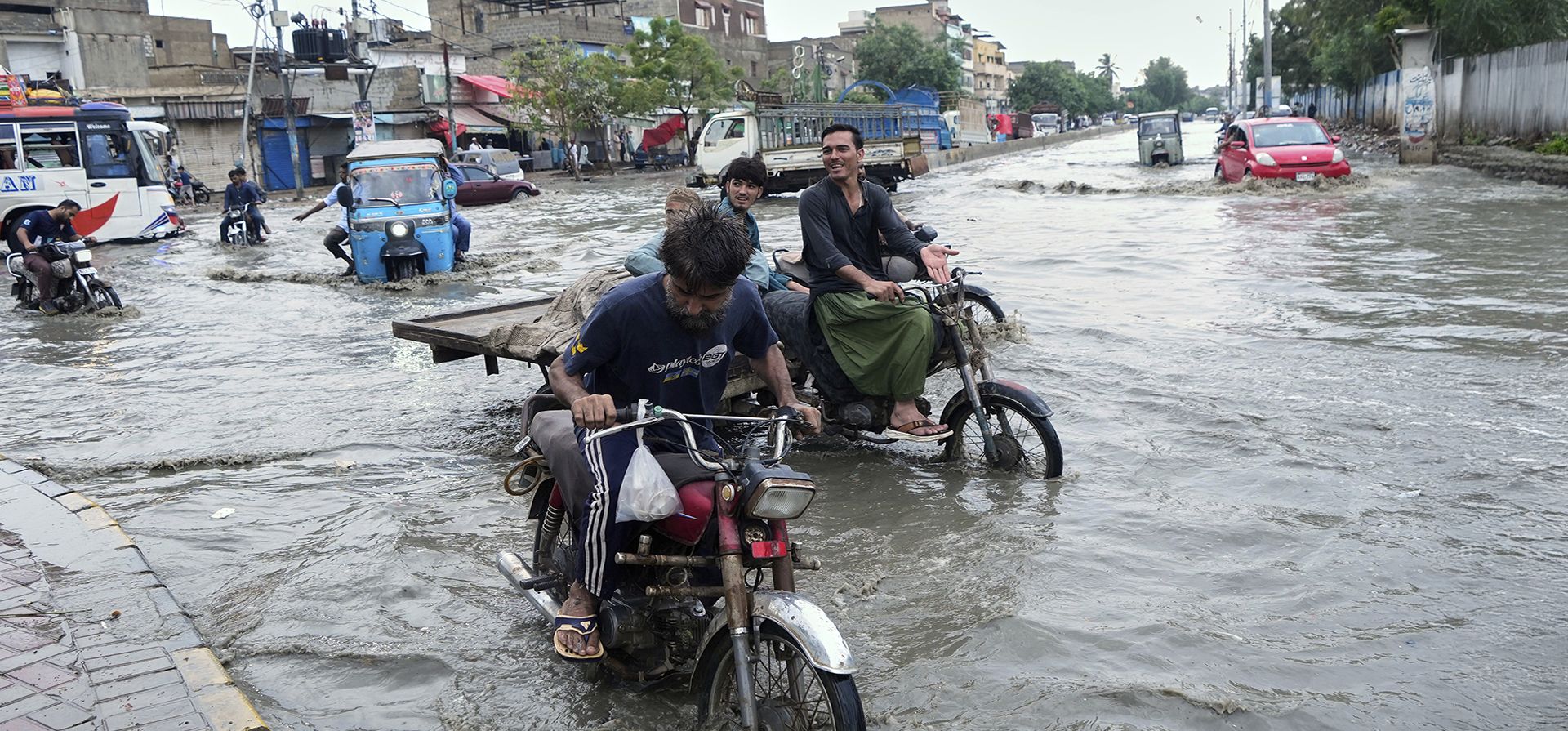 Motociclistas conducen por una calle anegada luego de las intensas lluvias caídas en Karachi, Pakistán, el 19 de agosto de 2025. (AP Foto/Fareed Khan) Motociclistas conducen por una calle anegada luego de las intensas lluvias caídas en Karachi, Pakistán, el 19 de agosto de 2025. (AP Foto/Fareed Khan)
