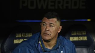 “Ellos jugaron muy largo, con muchos pelotazos, pero creo que los controlamos muy bien”, afirmó Almirón, el DT de Central.