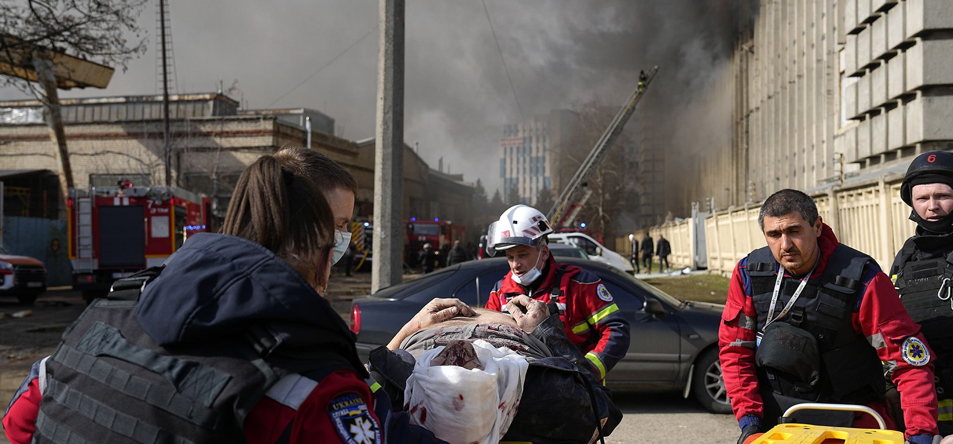 Paramédicos evacuan a un hombre herido en el lugar de un ataque ruso en Kharkiv, Ucrania, el miércoles 20 de marzo de 2024. (Foto AP/Efrem Lukatsky) Paramédicos evacuan a un hombre herido en el lugar de un ataque ruso en Kharkiv, Ucrania, el miércoles 20 de marzo de 2024. (Foto AP/Efrem Lukatsky)