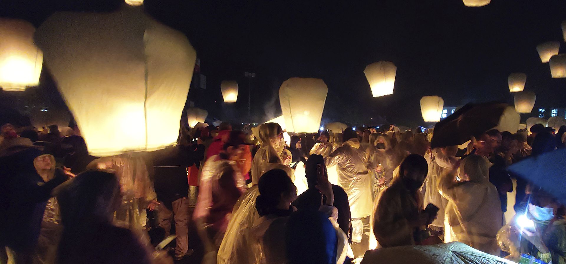 Cientos de personas lanzan linternas voladoras con la esperanza de atraer la buena suerte y la prosperidad durante el tradicional Festival de las Linternas en el distrito de Pingxi de la ciudad de Nueva Taipei, Taiwán, el miércoles 12 de febrero de 2025. (Foto AP/Chiang Ying-ying) Cientos de personas lanzan linternas voladoras con la esperanza de atraer la buena suerte y la prosperidad durante el tradicional Festival de las Linternas en el distrito de Pingxi de la ciudad de Nueva Taipei, Taiwán, el miércoles 12 de febrero de 2025. (Foto AP/Chiang Ying-ying)