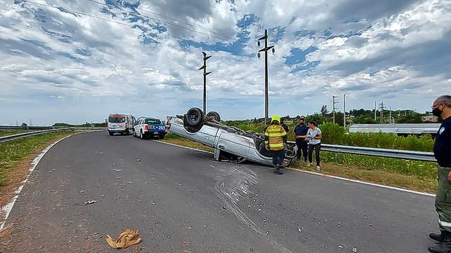 Espectacular derrape y vuelco en el Acceso Norte de Paraná