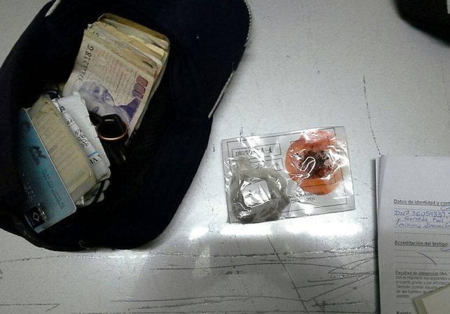 En un operativo detuvieron a un hombre alcoholizado y a otro con droga