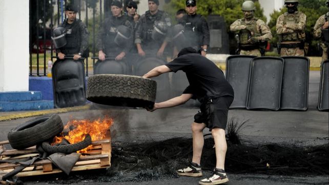 Llamas en la protesta en Jefatura
