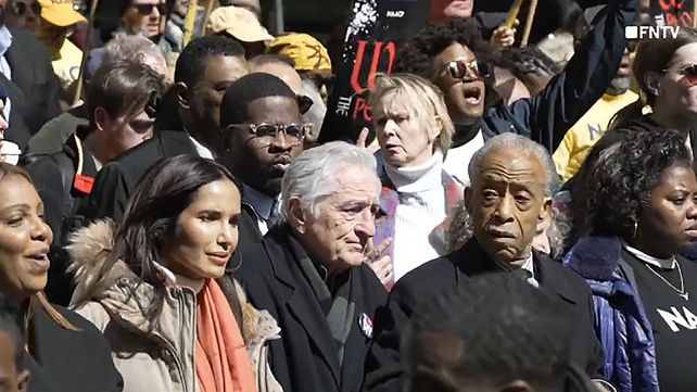 Millones de personas marcharon en ciudades de Estados Unidos contra políticas bélicas y autoritarias de Donald Trump. Robert De Niro al frente de la marcha en Nueva York
