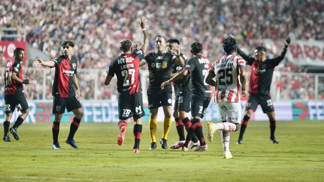 Todo Newells reclamó penal a Rodrigo Herrera. Fernando Espinoza ni la revisó