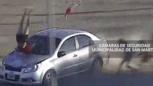 Robaron un auto, escapaban de la policía y atropellaron a una madre con su hija