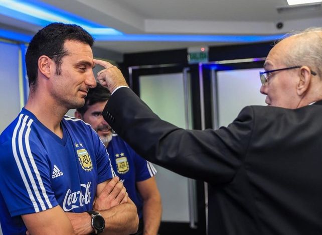 Scaloni le realizó un emotivo homenaje a Sabella