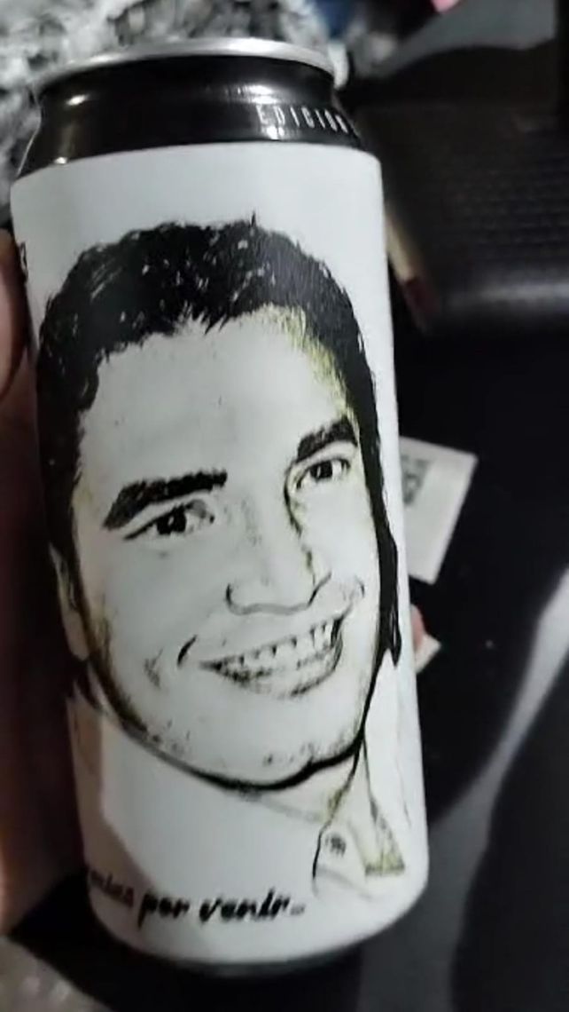 Una lata de cerveza con la imagen de Claudio Cantero