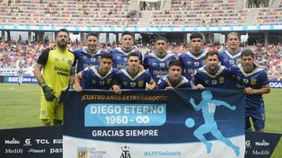 Los once de Rosario Central que jugaron ante Central Córdoba. Y la bandera con el homenaje a Diego. Caramelo Martínez y Broun, figuras.