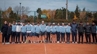 Aquí están, estos son. El equipo argentino de tenis completo que representará al país en el Sudamericano sub-14 que ayer tuvo su fiesta inaugural y hoy empieza a jugarse.