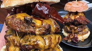 Presentaron una hamburguesa que en mucho se parece a una bomba atómica