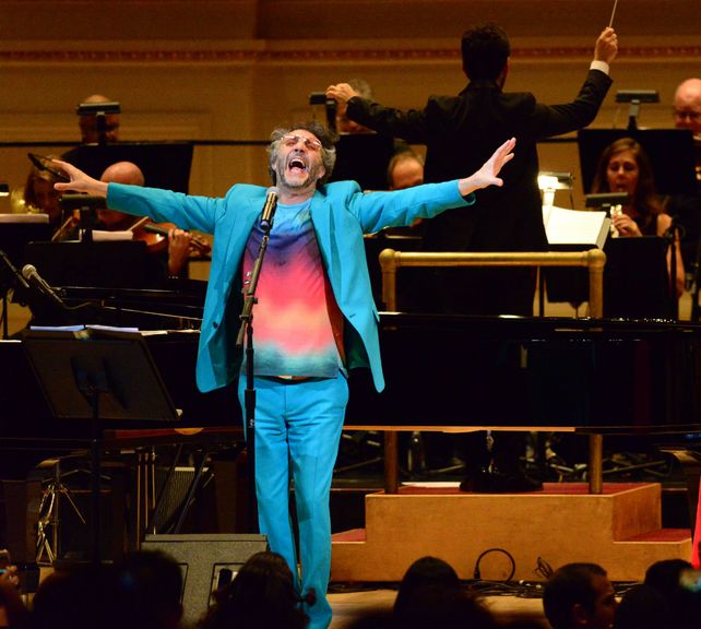 Talento. Fito se presentó con una orquesta en la histórica sala.