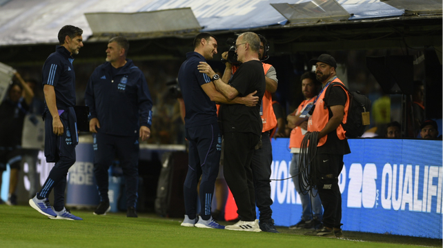 Lionel Scaloni charla con Marcelo Bielsa en la previa del partido entre el seleccionado argentino y Uruguay.