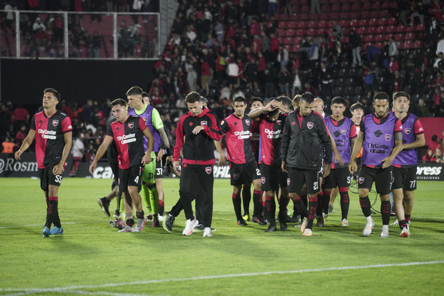 El plantel deja la cancha tras la derrota.ante Boca en el Coloso.