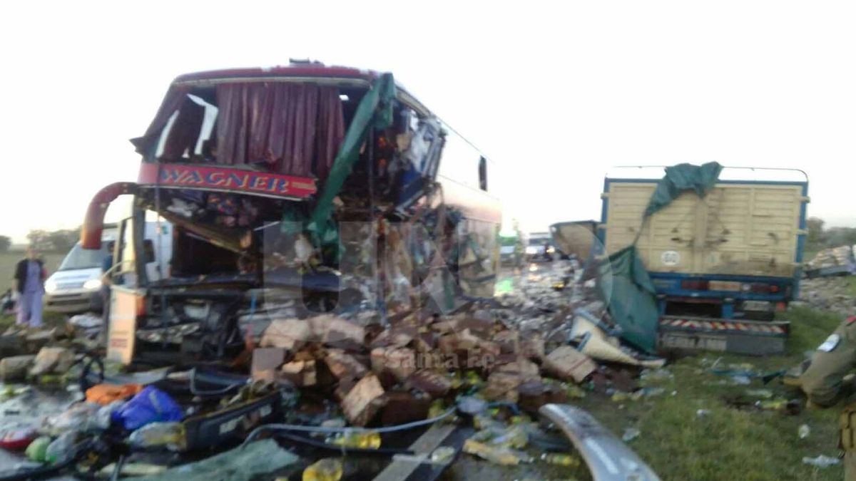 Chocaron un micro y un camión en la ruta 34: tres muertos