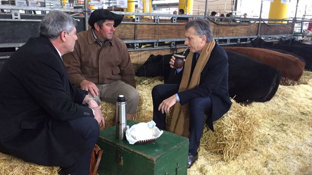 Macri toma mate junto al ministro de Agricultura y uno de los productores que participa en la muestra de Palermo. Fue antes de que pronunciara su discurso.