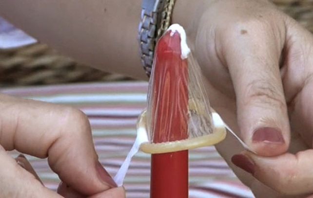 El dispositivo novedoso en realidad es un juguete erótico que envuelve el pene y emite débiles  impulsos eléctricos que incrementan las sensaciones placenteras durante las relaciones sexuales.