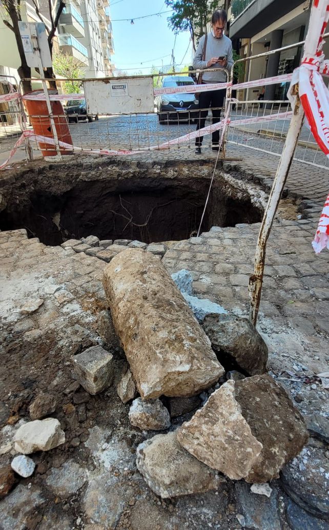 Arrojaron cemento desde una obra en construcción y provocaron daños en la red cloacal