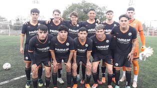 La formación de Adiur que le dio pelea a Coronel Aguirre en la Zona Campeonato de la Rosarina de Fútbol.