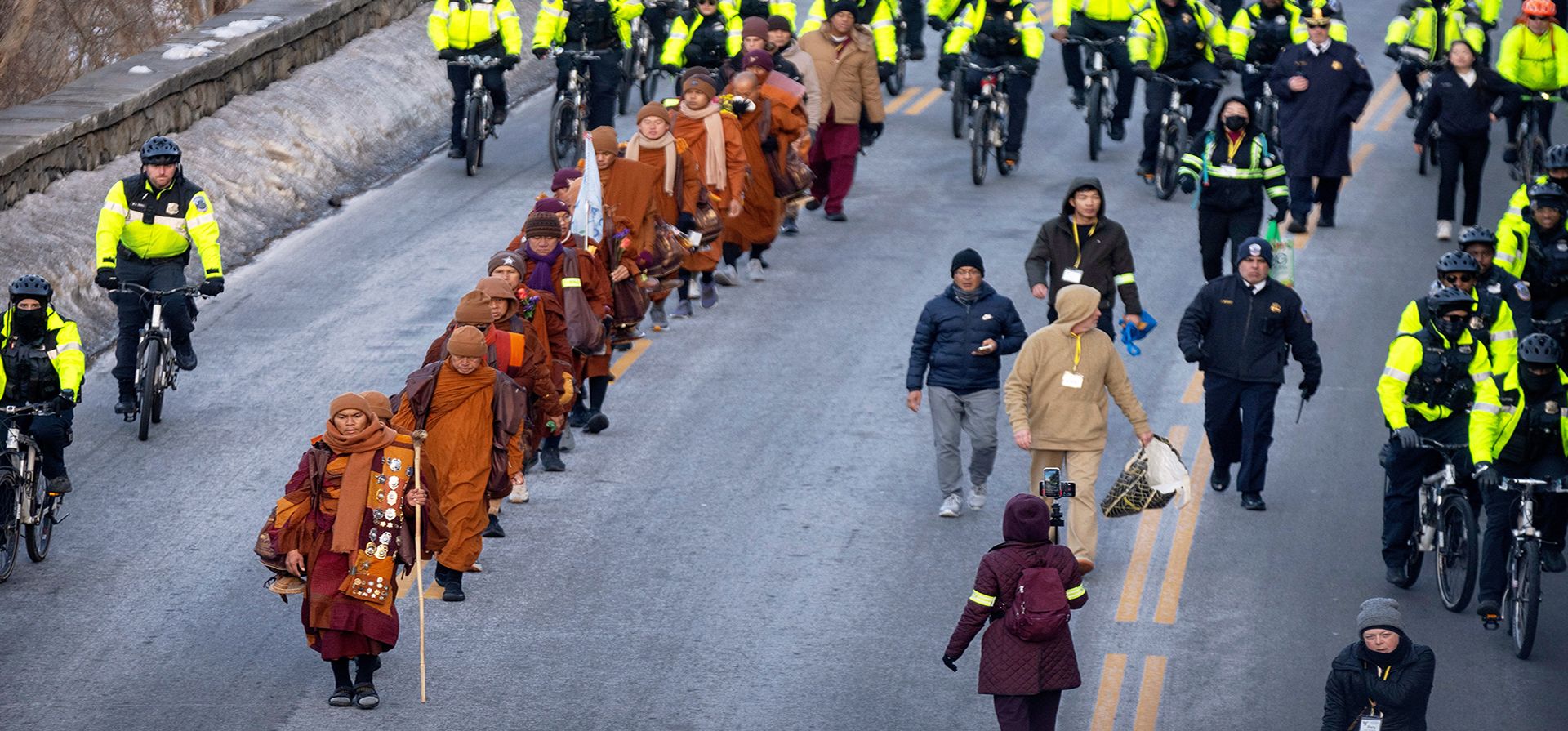 Monjes budistas que participan en una Caminata por la Paz son escoltados por agentes de la Policía Metropolitana mientras caminan por el Canal C&O y el río Potomac el martes 10 de febrero de 2026 en Washington. (Foto AP/Mark Schiefelbein) Monjes budistas que participan en una Caminata por la Paz son escoltados por agentes de la Policía Metropolitana mientras caminan por el Canal C&O y el río Potomac el martes 10 de febrero de 2026 en Washington. (Foto AP/Mark Schiefelbein)