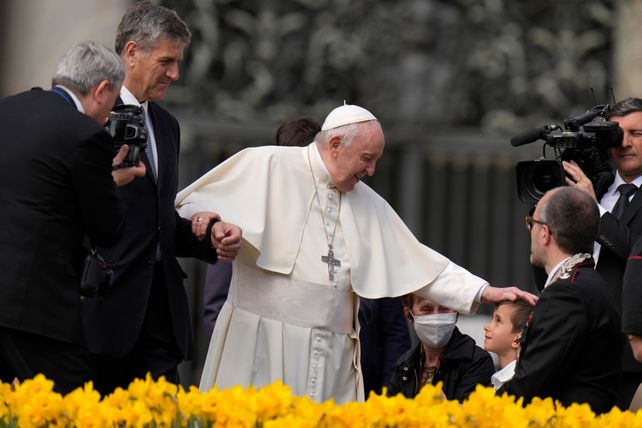 El Papa el miércoles es ayudado en el saludo a un niño.