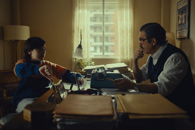 Strassera y su hijo. Ricardo Darín en una escena del film de Mitre.
