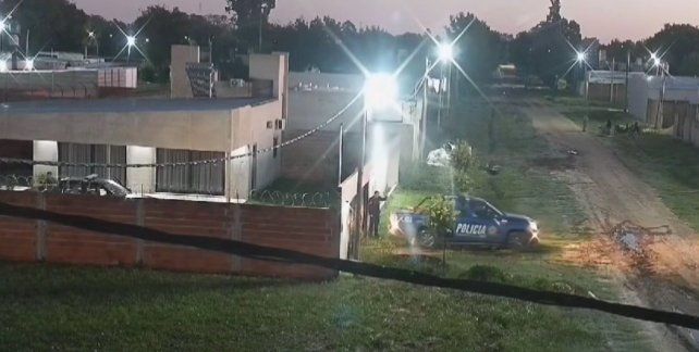 Captura de video del momento en que los policías trasladan la mercadería&nbsp;