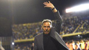 Miguel Ángel Russo, un brazo en alto y el Gigante de fondo. Una imagen típica en el Mundo Central.