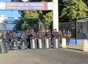 Santa Fe: el gobierno aplicará sanciones por la protesta en la Jefatura de Policía de Rosario