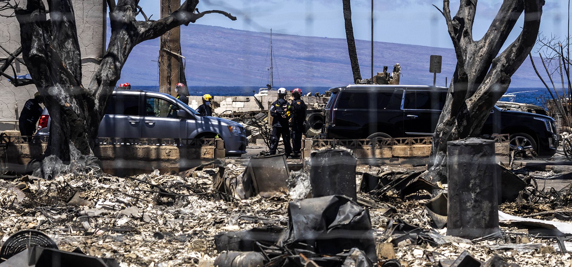 Miembros de un grupo de trabajo de búsqueda y rescate urbano se ven a lo largo de Front Street destruido por el incendio de West Maui, en Lahaina, en la isla de Maui, Hawái, el jueves 17 de agosto de 2023. (Stephen Lam/San Francisco Chronicle vía AP) Miembros de un grupo de trabajo de búsqueda y rescate urbano se ven a lo largo de Front Street destruido por el incendio de West Maui, en Lahaina, en la isla de Maui, Hawái, el jueves 17 de agosto de 2023. (Stephen Lam/San Francisco Chronicle vía AP)