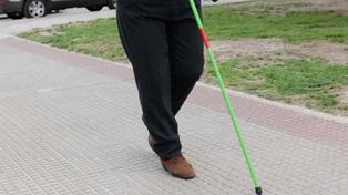 Cuando una persona con bastón verde necesita cruzar la calle hay que ayudarla&nbsp;
