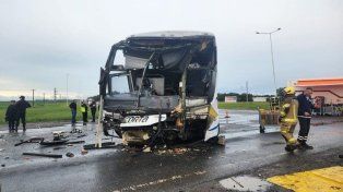 El colectivo quedó severamente dañado por el choque con el camión.