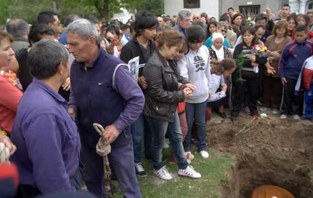 Consternación. Momento sentido en un cementerio privado de González Catán al ser inhumada Araceli Ramos.