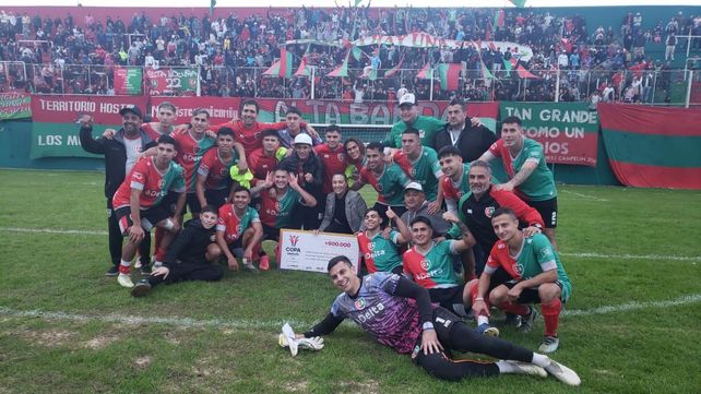 Los jugadores de Coronel Aguirre posan con el cheque que obtuvieron por vencer a Unión de Arroyo Seco y avanzar en la Copa Santa Fe.