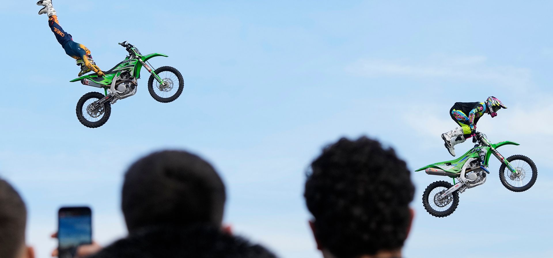 Pilotos realizan acrobacias durante un espectáculo de motocross estilo libre en la feria de motocicletas EICMA en Rho, a las afueras de Milán, Italia, el viernes 7 de noviembre de 2025. (Foto AP/Luca Bruno) Pilotos realizan acrobacias durante un espectáculo de motocross estilo libre en la feria de motocicletas EICMA en Rho, a las afueras de Milán, Italia, el viernes 7 de noviembre de 2025. (Foto AP/Luca Bruno)