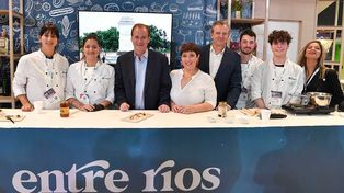 Los jóvenes de Concepción del Uruguay presentaron su plato en la Feria de Turismo.