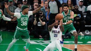Boston aplastó a Philadelphia e igualó la semifinal del Este de la NBA