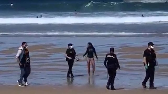 Detienen a una surfista que tenía coronavirus y estaba en el mar