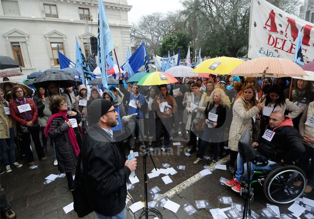 Defensa. Gremios docentes se manifestaron ayer frente a la Legislatura. “¡A los 90 NO volvemos!”