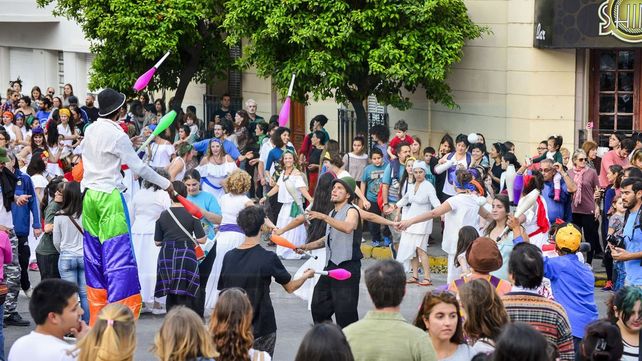 El 15° Contrafestejo pintó el antiguo Barrio del Tambor