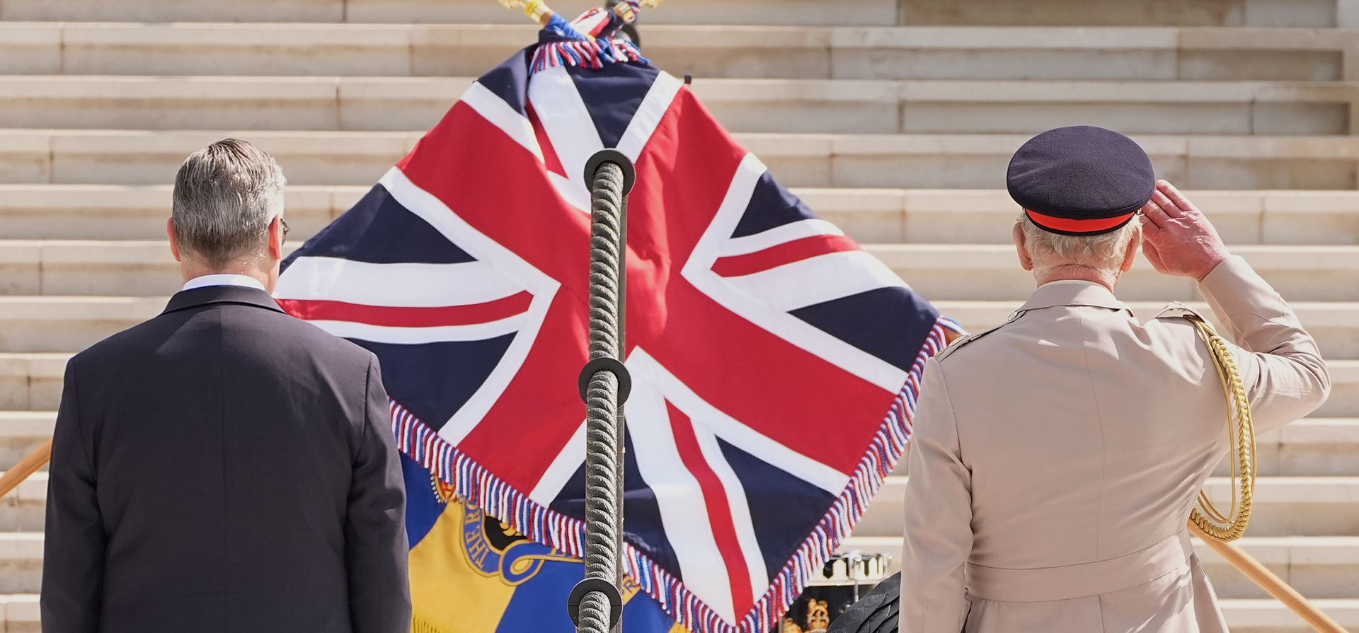 El primer ministro británico, Keir Starmer (izquierda), y el rey Carlos III, en posición de firmes, durante el servicio conmemorativo en el Arboreto Nacional Conmemorativo para conmemorar el 80.º aniversario del Día de la Victoria sobre Japón en Alrewas, Inglaterra, el viernes 15 de agosto de 2025. (Aaron Chown/Pool Photo vía AP) El primer ministro británico, Keir Starmer (izquierda), y el rey Carlos III, en posición de firmes, durante el servicio conmemorativo en el Arboreto Nacional Conmemorativo para conmemorar el 80.º aniversario del Día de la Victoria sobre Japón en Alrewas, Inglaterra, el viernes 15 de agosto de 2025. (Aaron Chown/Pool Photo vía AP)