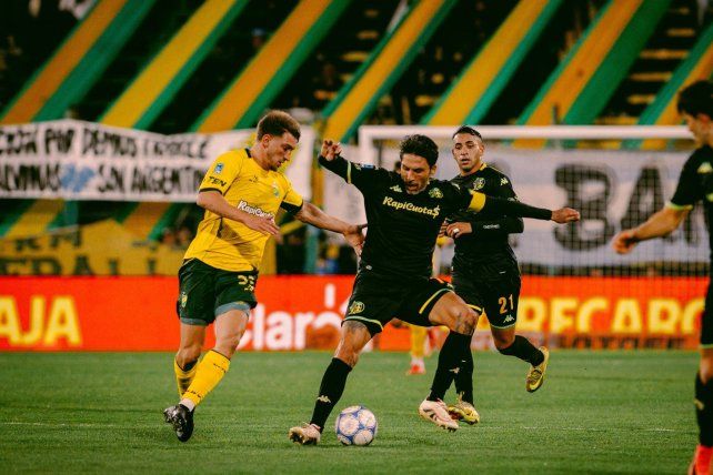 Defensa y Aldosivi igualaron 1 a 1 en Varela.