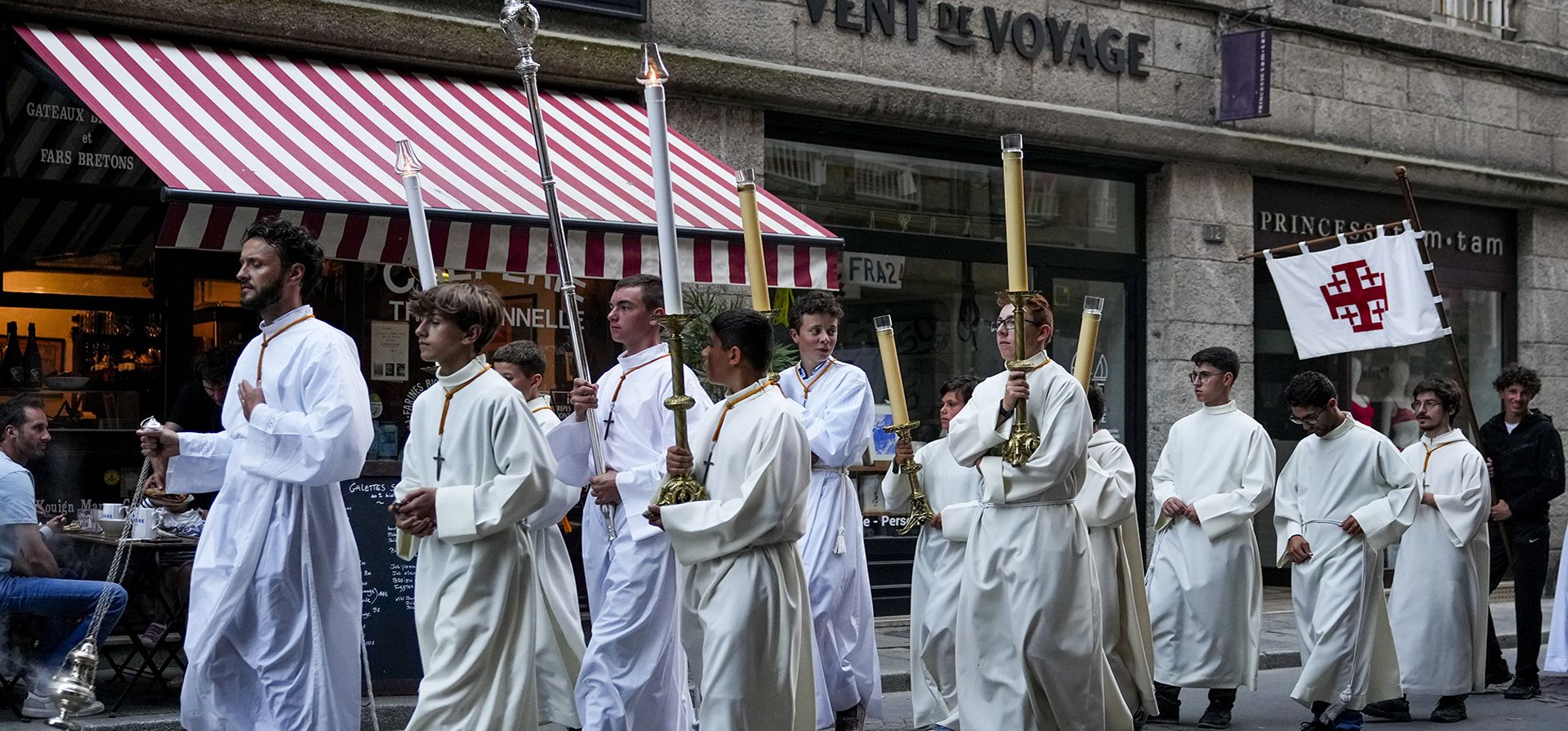 Los monaguillos de la catedral de San Vicente de Saint-Malo ayudan a encabezar una procesión para celebrar la Asunción de María, el jueves 15 de agosto de 2024, en Saint-Malo, Francia. (Foto AP/Lindsey Wasson)