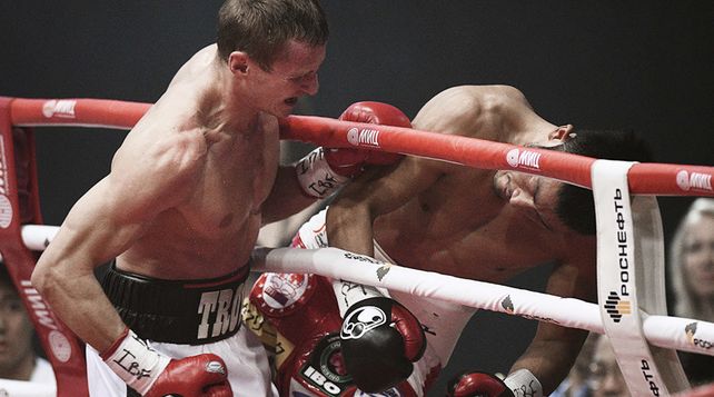 Brutal nocaut en un combate en Rusia: sacó a su rival del ring de una piña