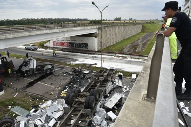 Un camión cayó desde un puente de la A-012 a la ruta 33 a la altura de ...