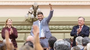 El gobernador Maximiliano Pullaro saluda en la Legislatura provincial, donde dejó inaugurada el 142º período de sesiones ordinarias.