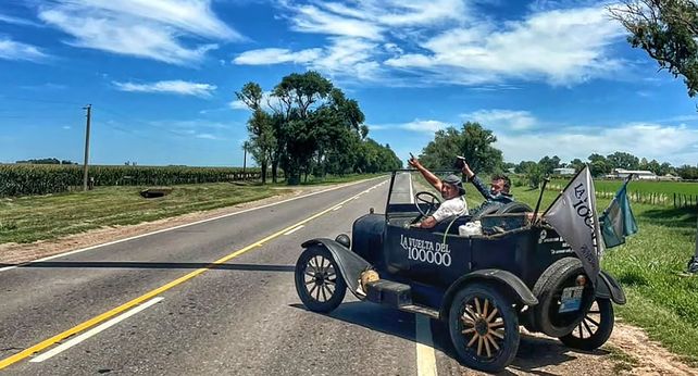 El vehículo centenario transita las rutas argentinas a una velocidad que oscila entre los 60 y 70 kilómetros por hora.