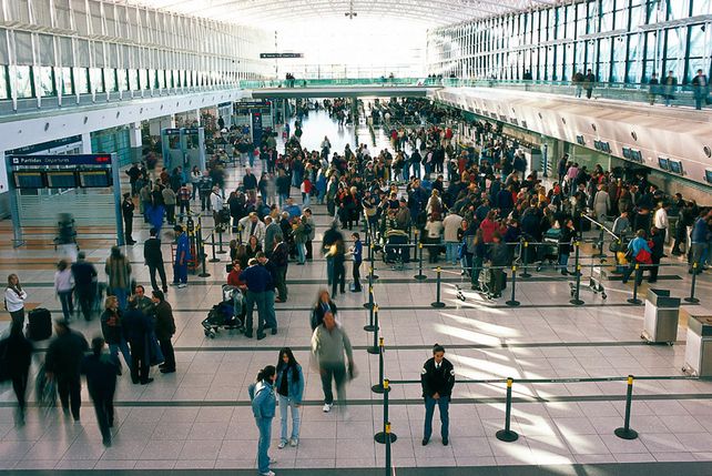 Ezeiza. La terminal aérea repleta de viajeros.&nbsp;