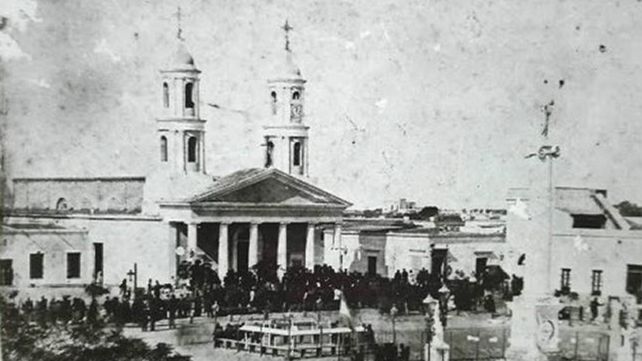 Imagen de la década de 1860 con la catedral, delante de ella la Plaza Mayor o 25 de Mayo con el Monumento a la Constitución, demolido en 1870. A la derecha, la Jefatura Política. 